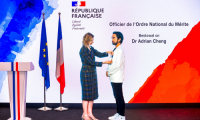 鄭志剛不遺余力推廣中國文化，促進中法交流，獲法國國家功績榮譽勛章