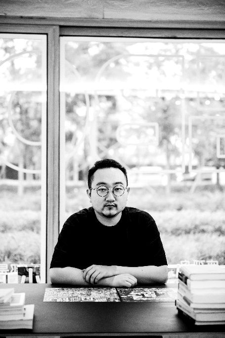 桌子前坐著的人

低可信度描述已自動生成