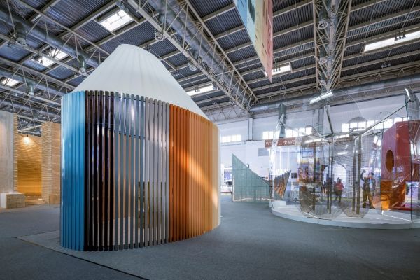 建筑前的火車

低可信度描述已自動生成