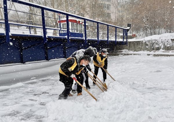 青年隊(duì)員清除機(jī)車轉(zhuǎn)盤坑內(nèi)積雪.jpg