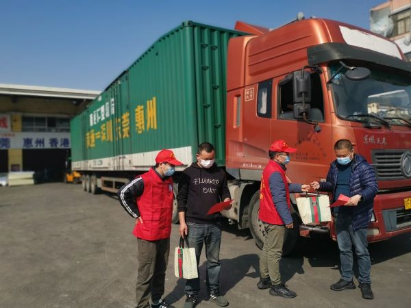 給貨車司機贈送防疫用品.jpg