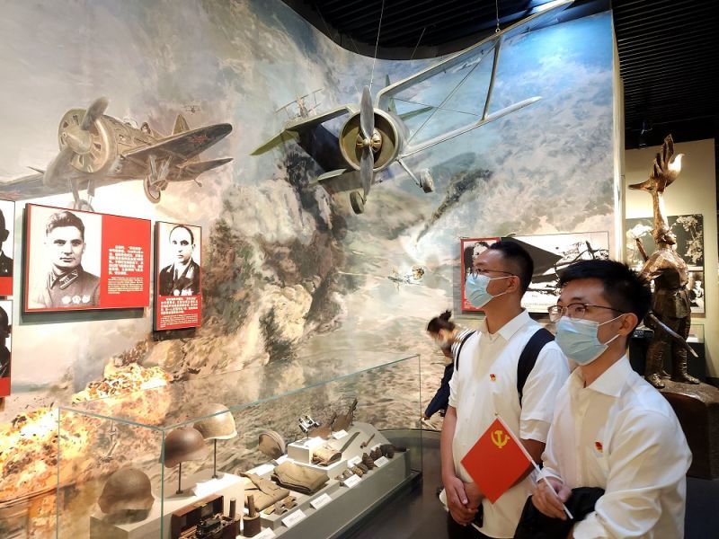 參觀抗日戰(zhàn)爭紀念館照片（李洪川攝） (2).jpg