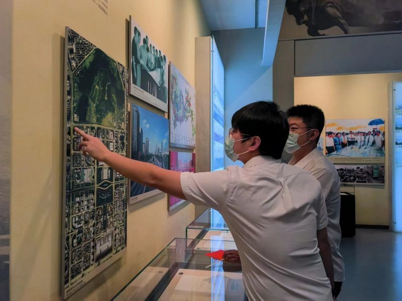 觀看深圳規劃圖-陶洪攝.jpg