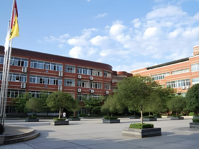 重慶校服招標(biāo)引爭(zhēng)議 低價(jià)中標(biāo)惹的禍.png