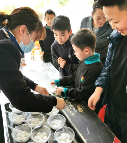 智能物流機器人派送湯圓 實地集團的這個小區&ldquo;亮了&rdquo;