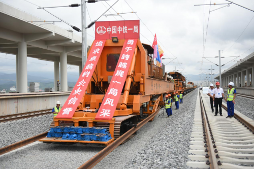 國內(nèi)首創(chuàng)有砟軌道智能鋪軌技術(shù)  助推中老鐵路建設(shè)高質(zhì)量推進(jìn)