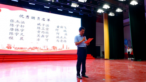 向黨致以青春的禮贊 對黨許下青春的誓言