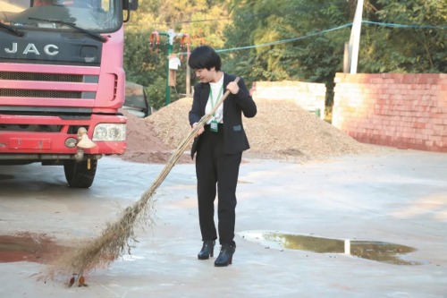 云臺(tái)山茶旅集團(tuán)副總裁黃敏：一個(gè)不畏艱辛的茶旅姐姐