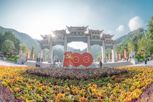 石巖街道舉辦第十九屆陽臺山登山節(jié)