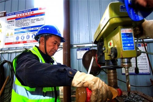 &ldquo;機(jī)械大拿&rdquo;班：汗水鑄造&ldquo;無(wú)縫衣&rdquo;