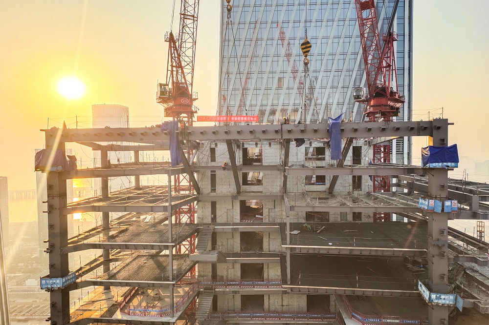 打造深圳前海&ldquo;新名片&rdquo;！中鐵鋼構(gòu)參建中英中糧大廈順利封頂