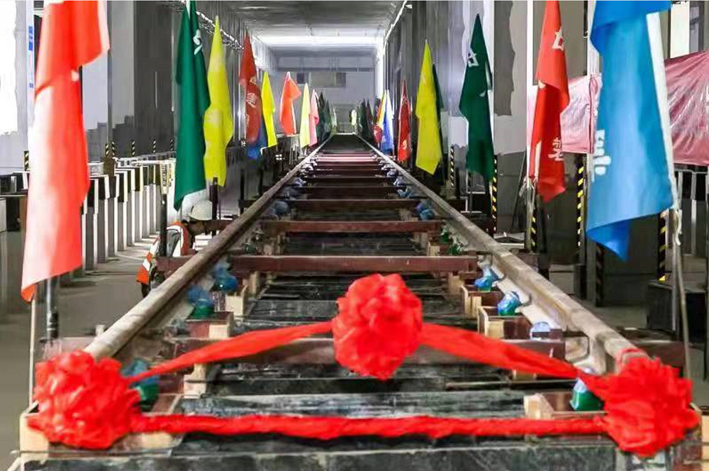 中建安裝集團有限公司南方分公司參建的深圳市城市軌道交通13號線正式進入鋪軌階段