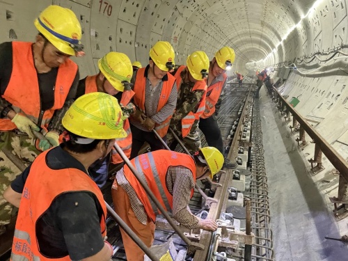 世界首例海域巖溶地層大直徑盾構隧道：大連地鐵五號線海底大盾構段鋪軌雙線貫通