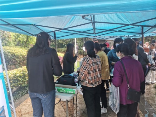 云智煥便民服務走進社區，為住戶清洗空調凈化空氣