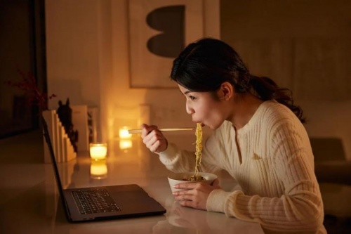 一個(gè)人也要好好吃飯，那些被封印的廚藝都因TA而被解鎖