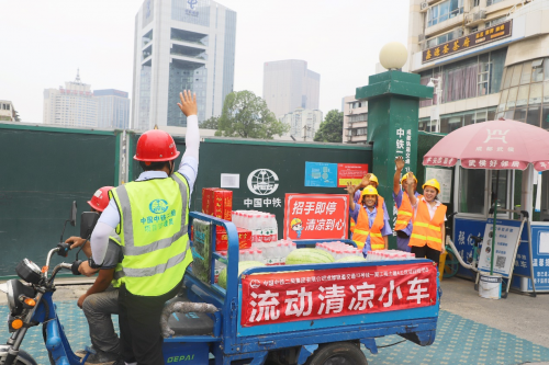 流動&ldquo;清涼小車&rdquo;走紅地鐵建設工地