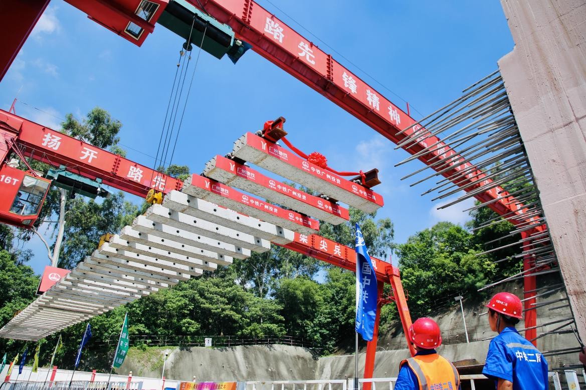 廣州首條環(huán)線地鐵開始軌道工程施工