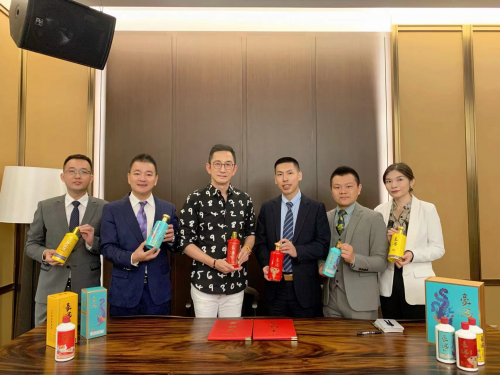 云倉酒莊簽約著名演員吳啟華為豪邁白酒代言人