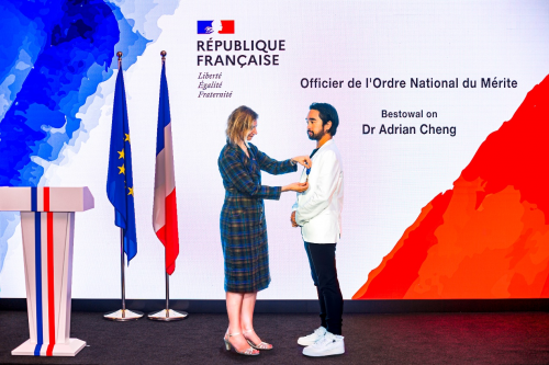 鄭志剛不遺余力推廣中國文化，促進中法交流，獲法國國家功績榮譽勛章