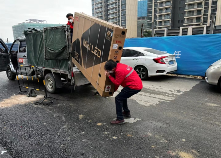 還在擔(dān)心98英寸電視上樓難嗎？實(shí)際體驗(yàn)一下就知道了