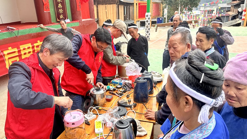 黨員先鋒下基層 志愿服務(wù)暖人心