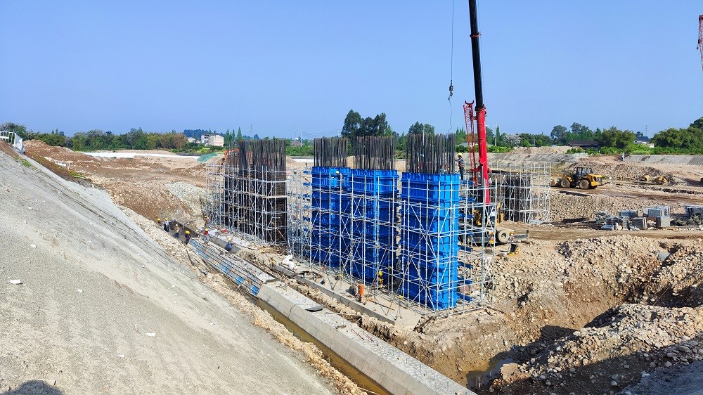 旗開得勝丨中德物流港園區(qū)二標項目首根墩柱順利澆筑