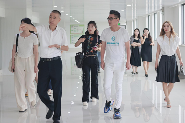 公益慈善家美食家顧佳斌走進百年非遺老字號品牌五香居