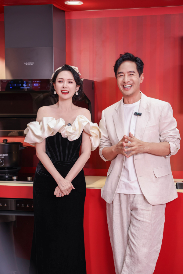 郭曉東程莉莎長(zhǎng)沙直播大秀恩愛，智慧「瀞」廚房成婚姻保鮮秘籍